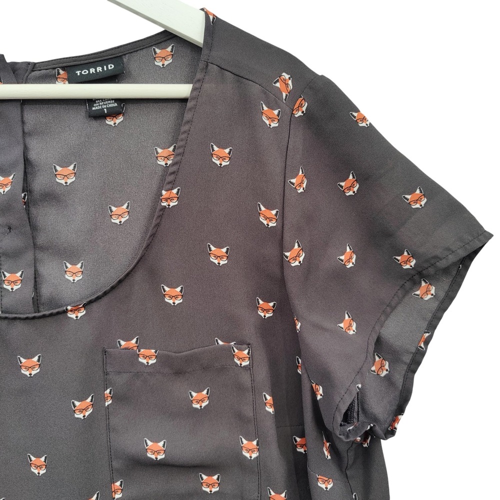 Torrid Womens 1X Gray Short Sleeve Fox Novelty Animal Button Back Blouse Top